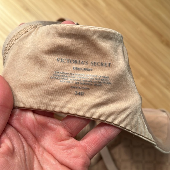 Victoria Secret Demi Uplift 34D - Picture 3 of 4